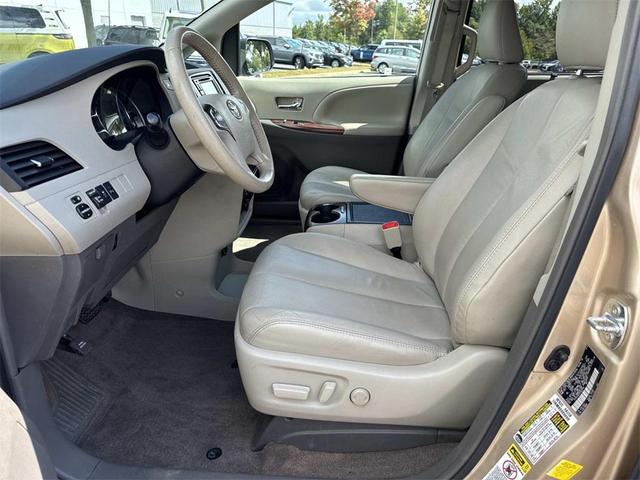 Photo of 2014 Champagne Toyota Sienna
