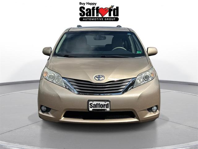Photo of 2014 Champagne Toyota Sienna