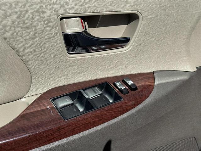 Photo of 2014 Champagne Toyota Sienna