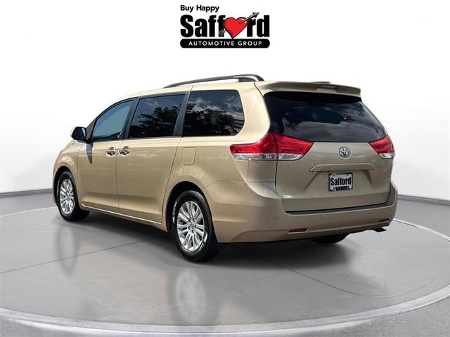 Photo of 2014 Champagne Toyota Sienna