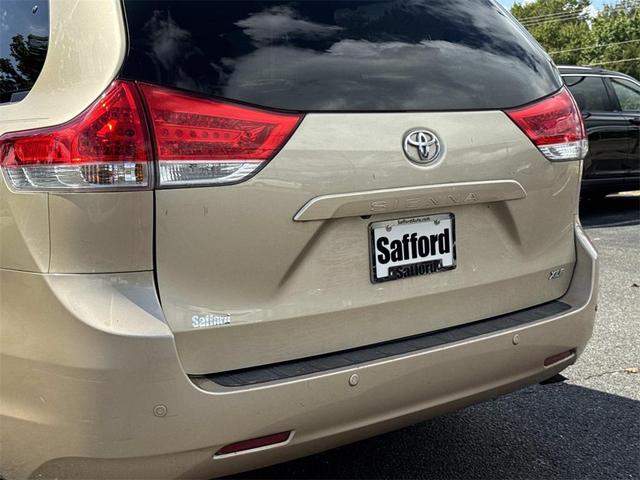 Photo of 2014 Champagne Toyota Sienna