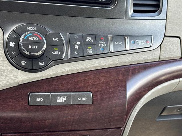 Photo of 2014 Champagne Toyota Sienna