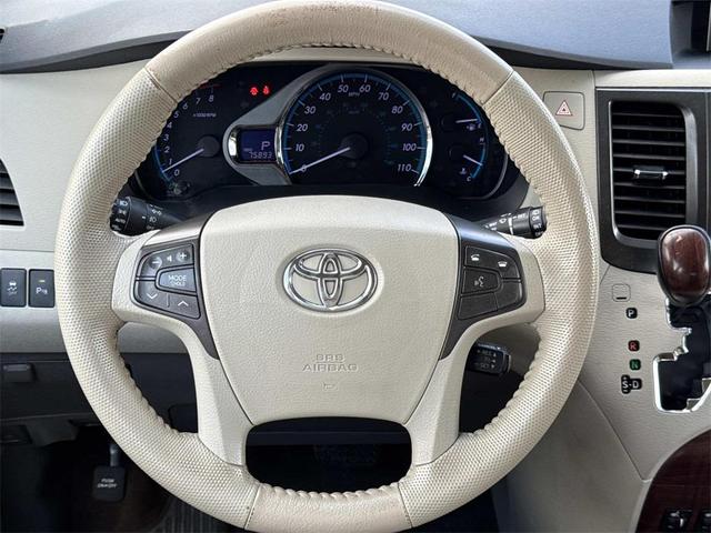 Photo of 2014 Champagne Toyota Sienna