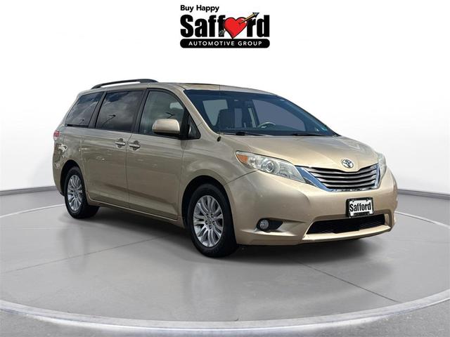 Photo of 2014 Champagne Toyota Sienna
