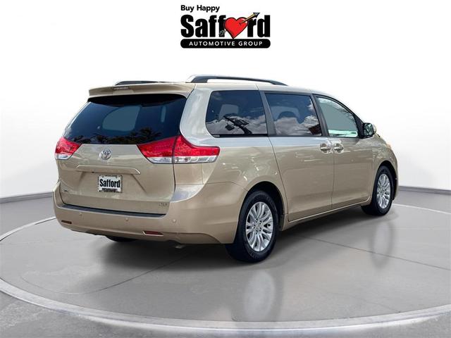 Photo of 2014 Champagne Toyota Sienna