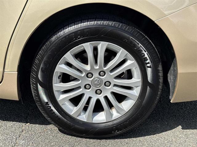 Photo of 2014 Champagne Toyota Sienna