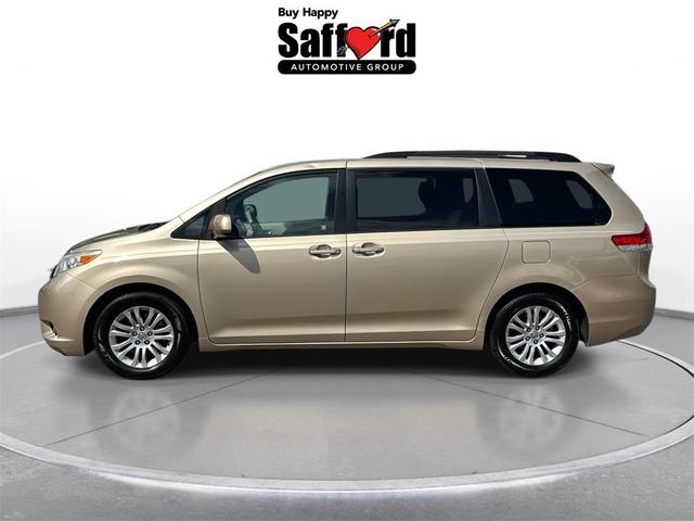 Photo of 2014 Champagne Toyota Sienna