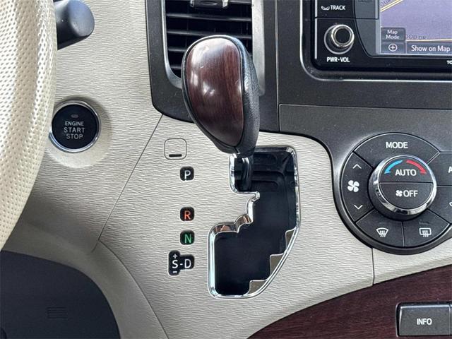 Photo of 2014 Champagne Toyota Sienna