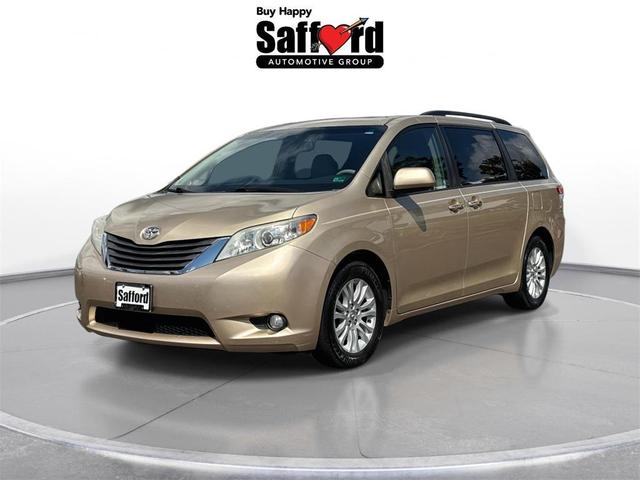Photo of 2014 Champagne Toyota Sienna