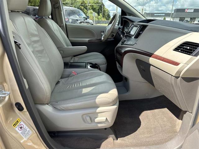 Photo of 2014 Champagne Toyota Sienna
