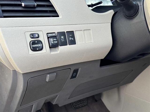 Photo of 2014 Champagne Toyota Sienna