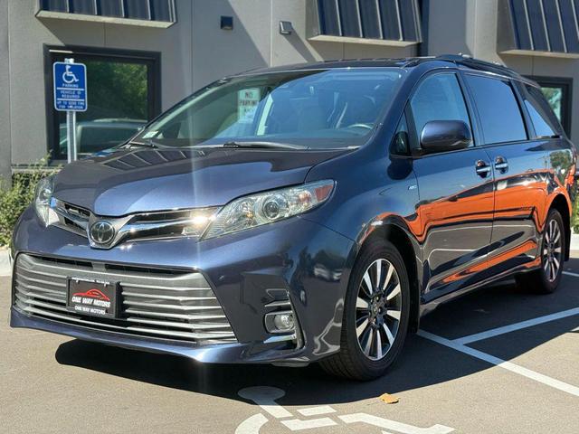 Photo of 2020 Blue Toyota Sienna