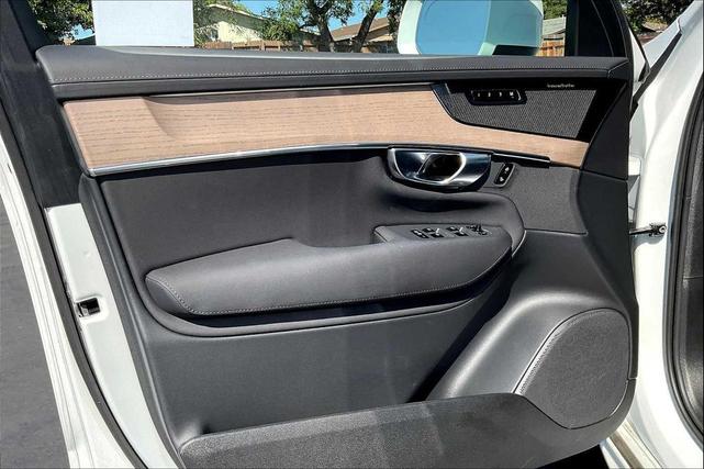 Photo of 2025 Crystal White Pearl Volvo XC90