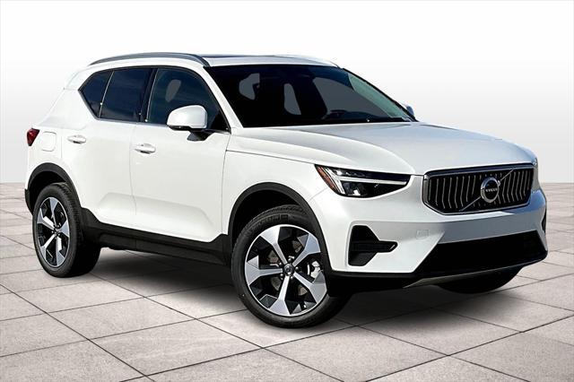 Photo of 2025 Crystal White Pearl Volvo XC40