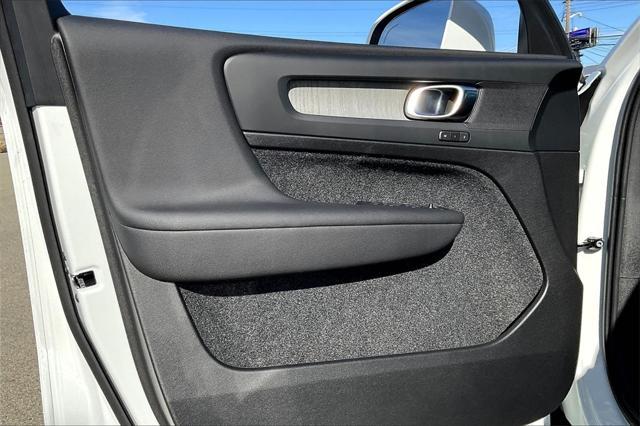Photo of 2025 Crystal White Pearl Volvo XC40