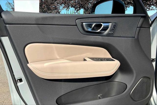 Photo of 2026 VAPOUR GREY Volvo XC60