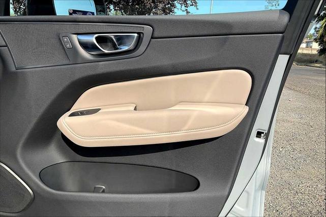Photo of 2026 VAPOUR GREY Volvo XC60