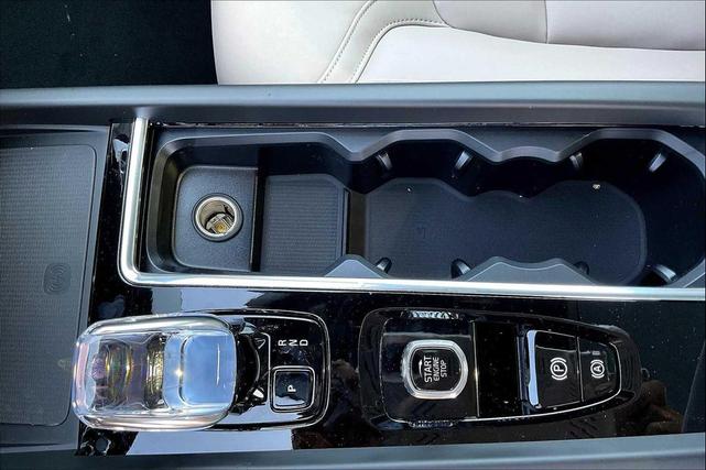 Photo of 2026 VAPOUR GREY Volvo XC60