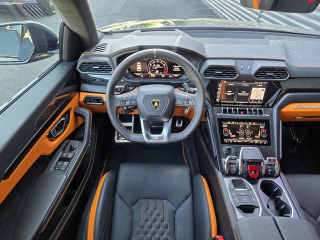 Photo of 2024 Verde Lares Metallic Lamborghini Urus