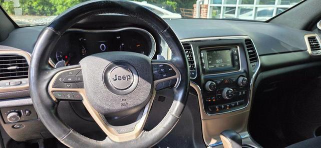 Photo of 2017 Diamond Black Crystal Pearlcoat Jeep Grand Cherokee