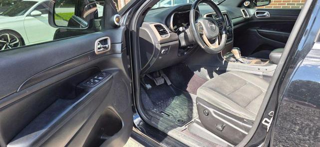 Photo of 2017 Diamond Black Crystal Pearlcoat Jeep Grand Cherokee