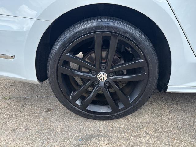 Photo of 2017 Pure White Volkswagen Passat