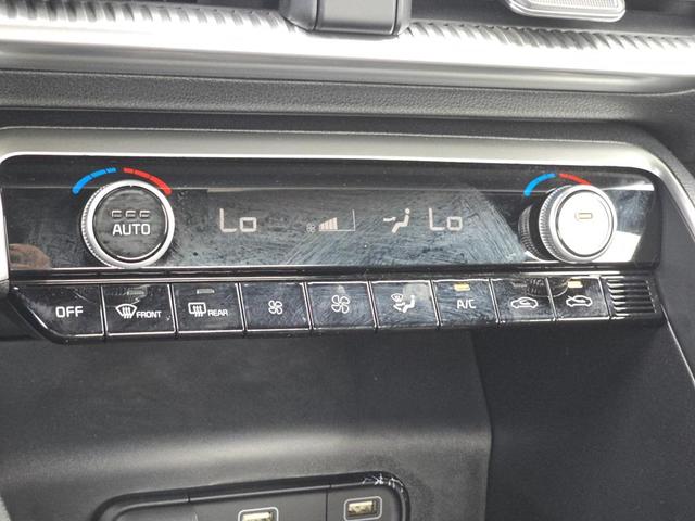 Photo of 2022 Glacial White Pearl Kia K5
