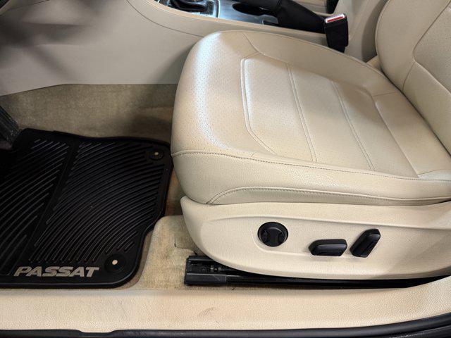 Photo of 2015 Black Uni Volkswagen Passat