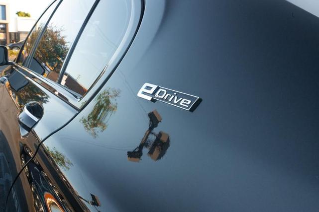 Photo of 2019 Black Sapphire Metallic BMW 740e