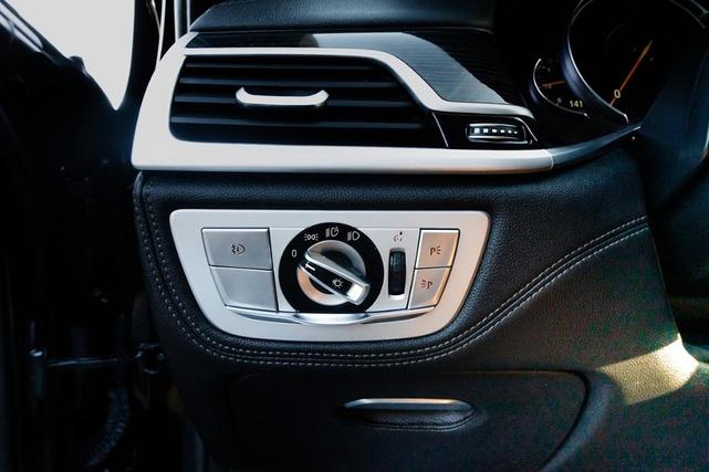 Photo of 2019 Black Sapphire Metallic BMW 740e