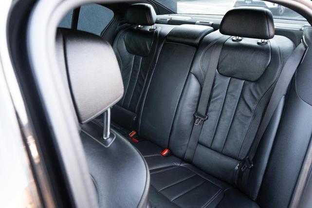 Photo of 2019 Black Sapphire Metallic BMW 740e