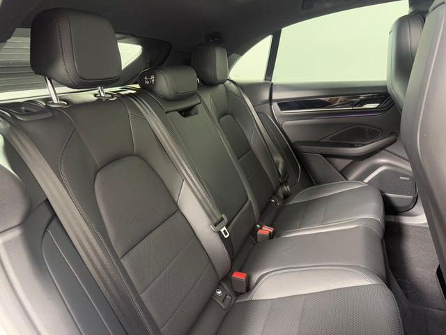 Photo of 2024 White Porsche Macan