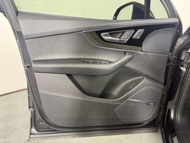 Photo of 2019 Orca Black Metallic Audi Q7