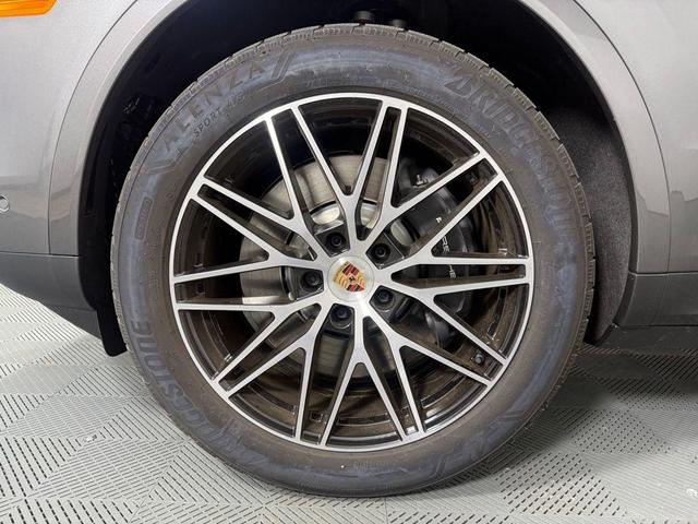 Photo of 2025 Gray Porsche Cayenne E-Hybrid