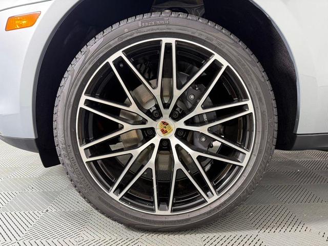 Photo of 2025 Dolomite Gray Porsche Macan