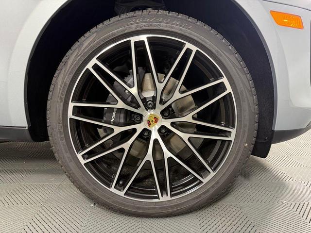 Photo of 2025 Dolomite Gray Porsche Macan
