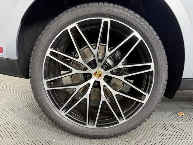 Photo of 2025 Dolomite Gray Porsche Macan