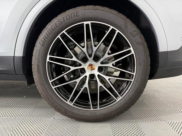 Photo of 2025 Dolomite Silver Metallic Porsche Cayenne