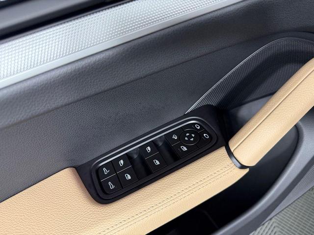 Photo of 2025 Dolomite Silver Metallic Porsche Cayenne