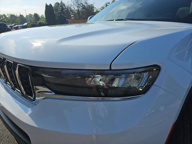 Photo of 2025 Bright White Clearcoat Jeep Grand Cherokee L