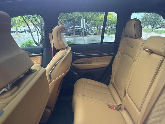 Photo of 2023 Silver Zynith Jeep Grand Cherokee