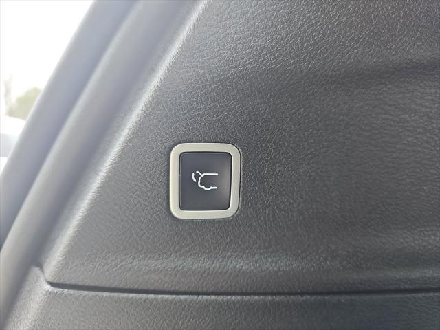 Photo of 2020 Bright White Clearcoat Chrysler Pacifica