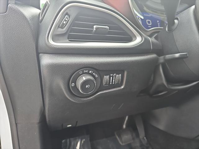 Photo of 2020 Bright White Clearcoat Chrysler Pacifica