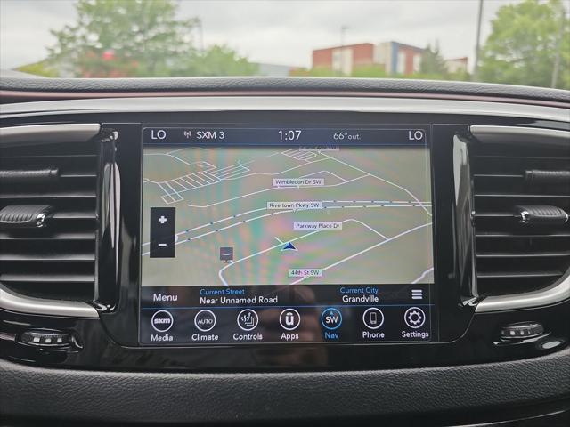 Photo of 2020 Bright White Clearcoat Chrysler Pacifica