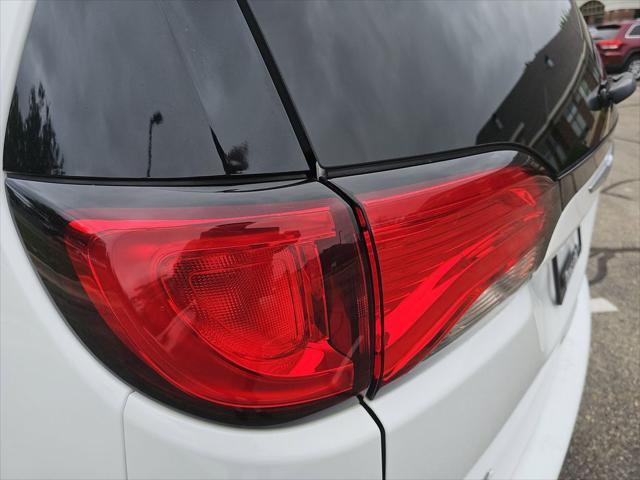 Photo of 2020 Bright White Clearcoat Chrysler Pacifica