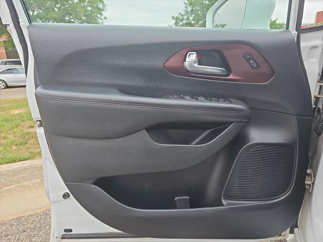 Photo of 2020 Bright White Clearcoat Chrysler Pacifica