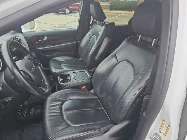 Photo of 2020 Bright White Clearcoat Chrysler Pacifica