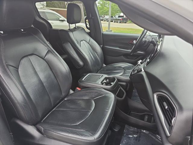 Photo of 2020 Bright White Clearcoat Chrysler Pacifica