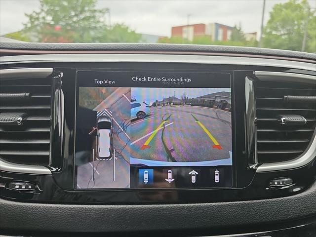 Photo of 2020 Bright White Clearcoat Chrysler Pacifica