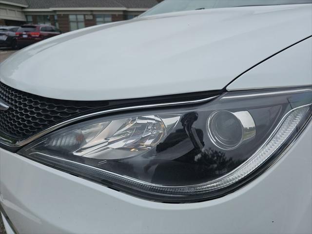 Photo of 2020 Bright White Clearcoat Chrysler Pacifica